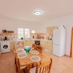 Dom wakacyjny Casa Amaya - Spacious House With Pool, Large Garden, Bbq, 2 Terraces, And Ideal Location *