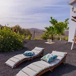 Dom wakacyjny Casa Amaya - Spacious House With Pool, Large Garden, Bbq, 2 Terraces, And Ideal Location